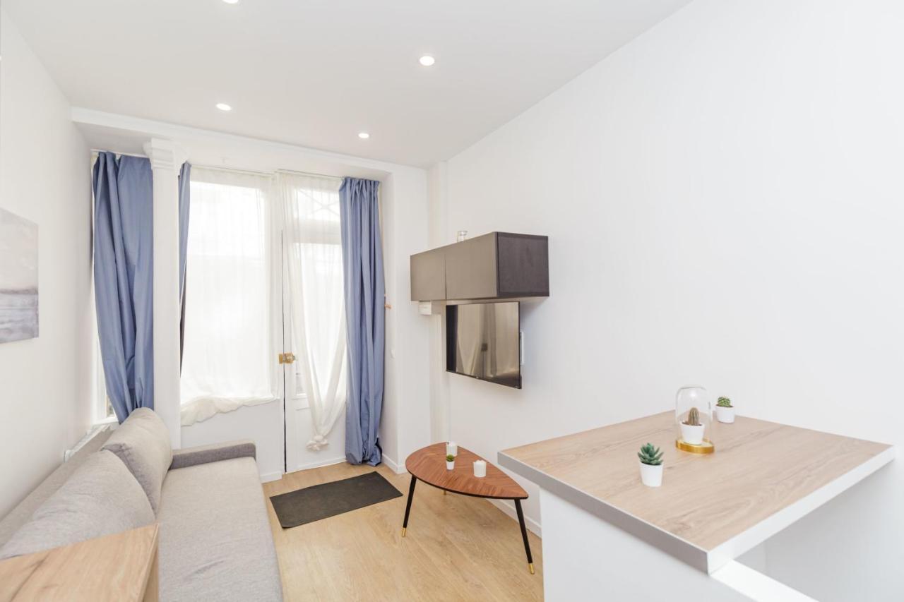 Nice Apartment Renovated And Bright Street Side Paris Exterior photo