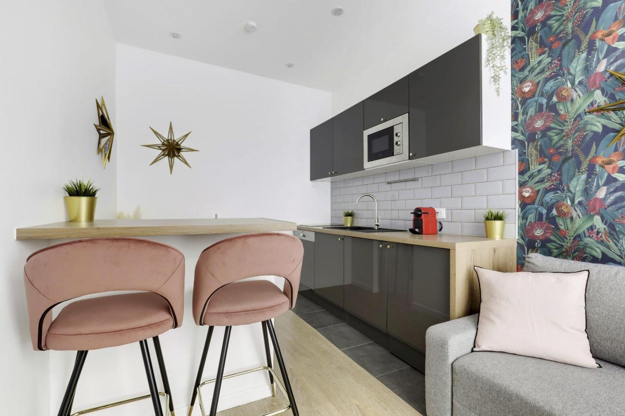 Nice Apartment Renovated And Bright Street Side Paris Exterior photo