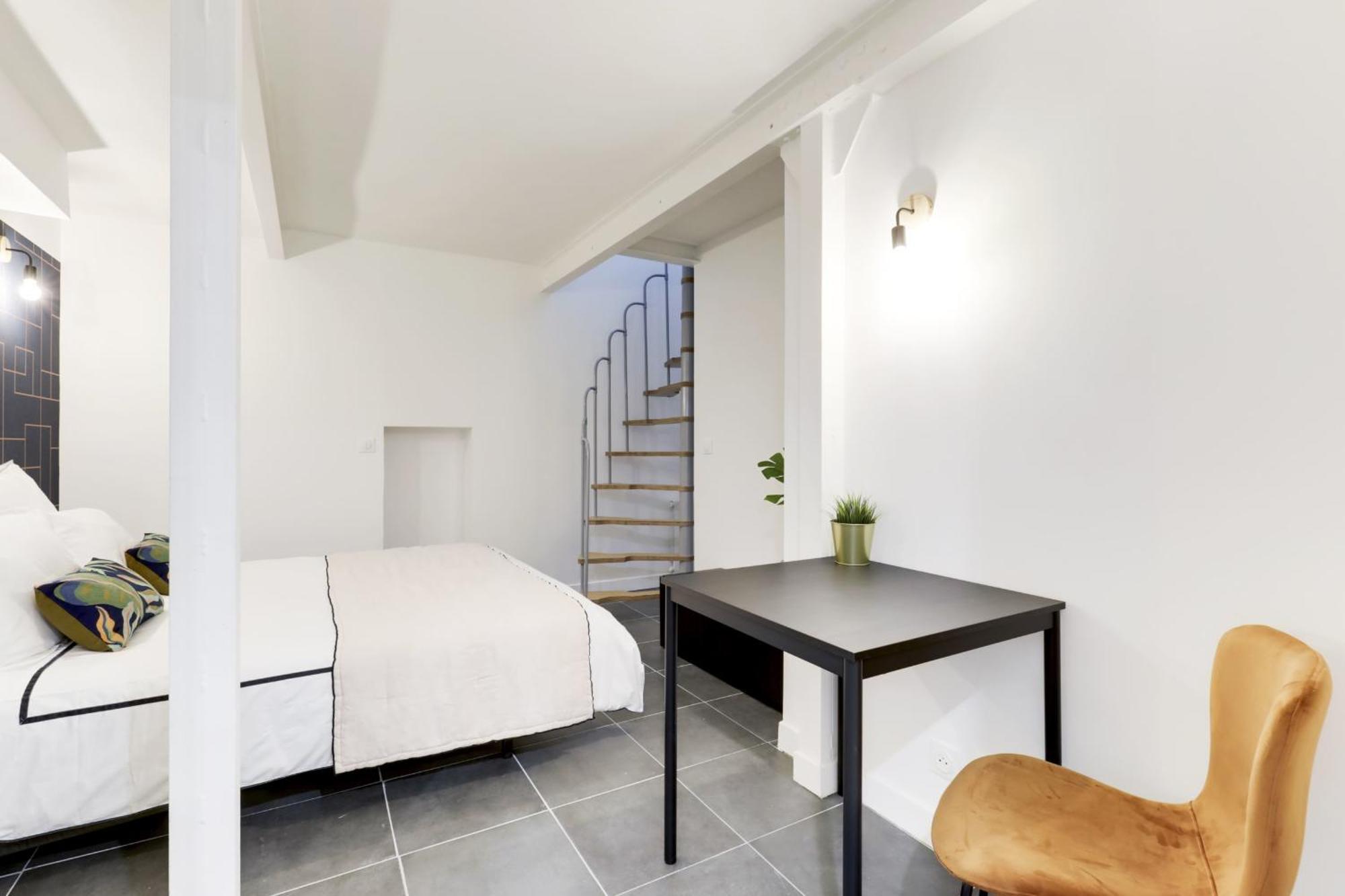 Nice Apartment Renovated And Bright Street Side Paris Exterior photo