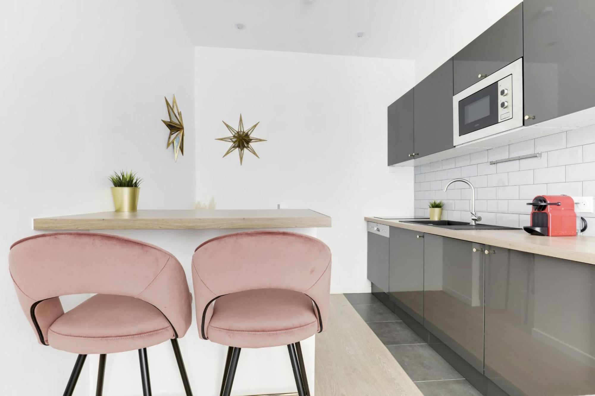Nice Apartment Renovated And Bright Street Side Paris Exterior photo
