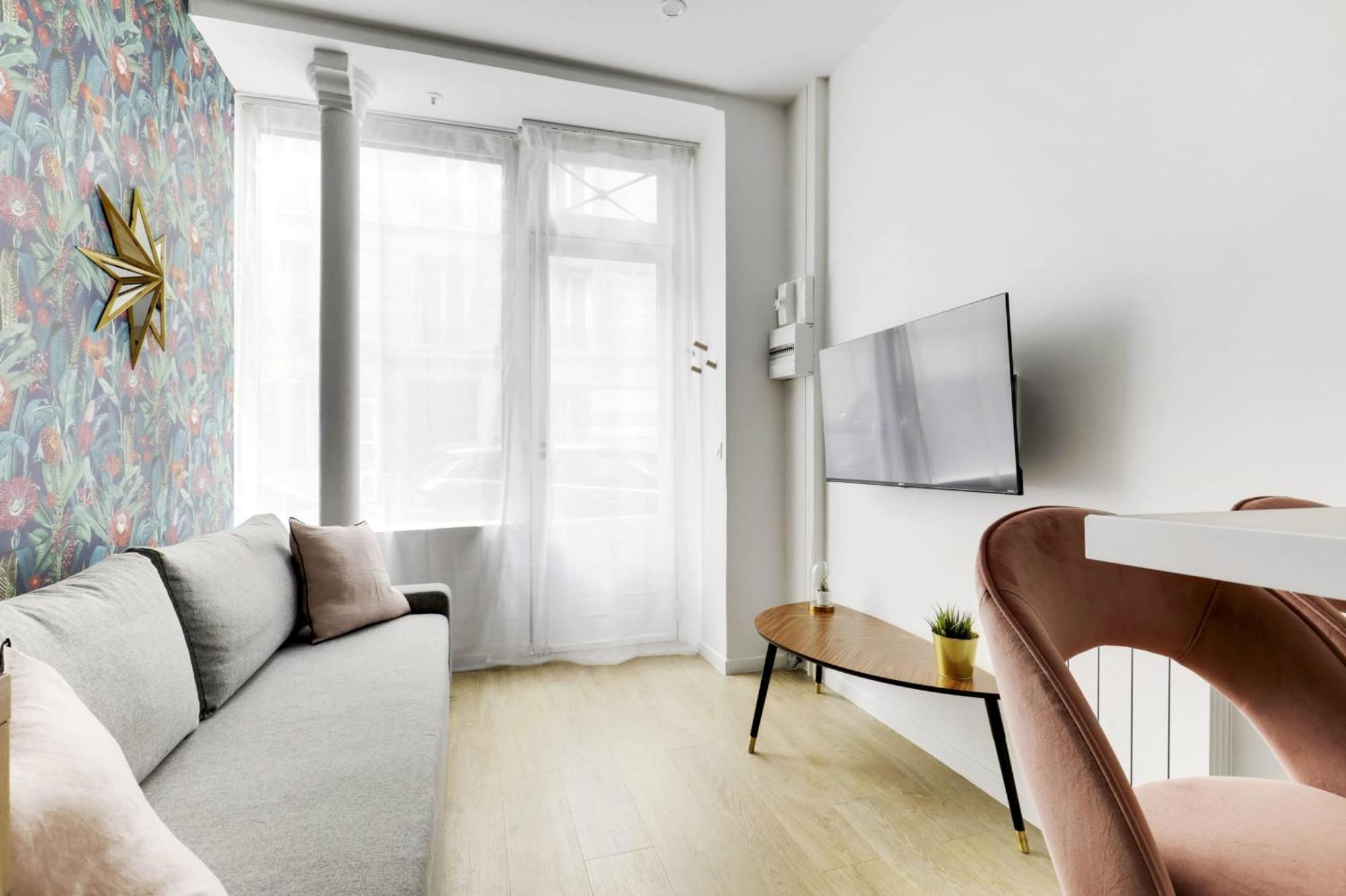 Nice Apartment Renovated And Bright Street Side Paris Exterior photo
